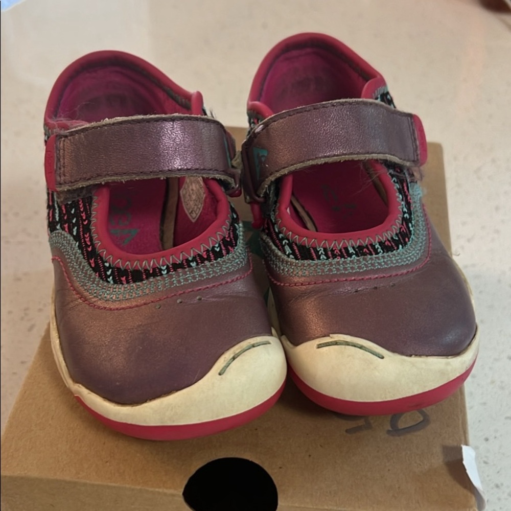 Plae size 8.5 kids sneaker